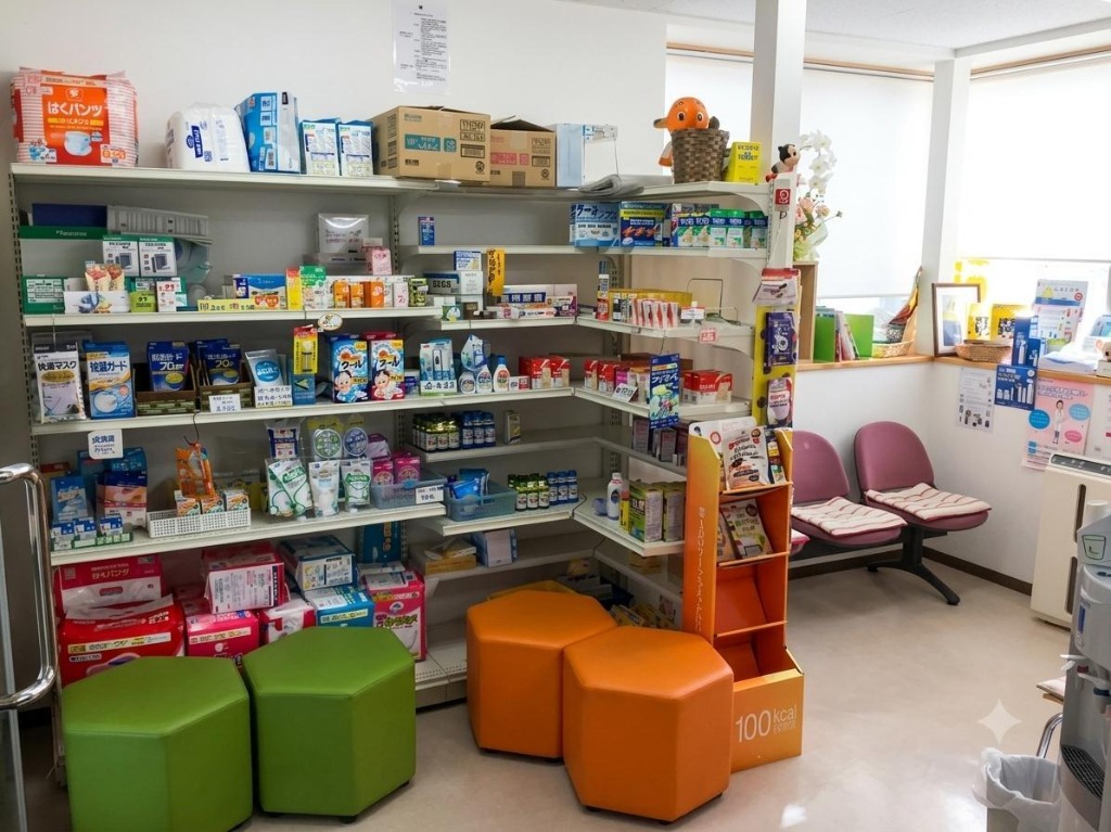 山内薬品薬局 店内写真（商品棚と待合スペース）